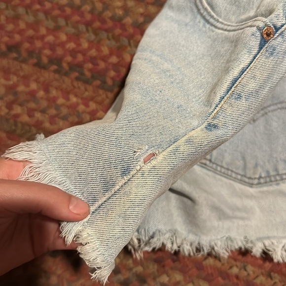 SOLD VTG LEVIS 550 LIGHT WASH CUT OFF DENIM SHORTS - Picture 4 of 5